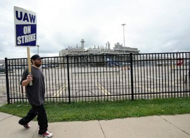 Auto workers union to announce plans on Friday to expand strike in contract dispute with companies