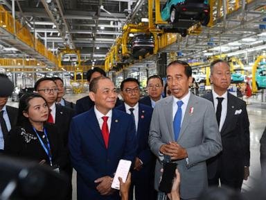 Indonesia’s president visits Vietnam’s EV maker Vinfast and says conditions ready for a car plant